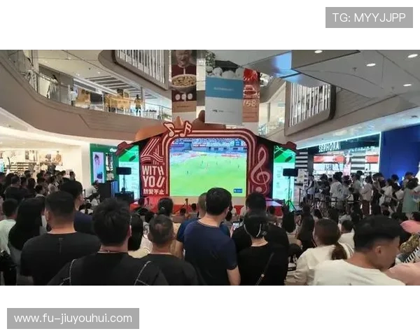 草地上观赛苏超激情四溢 球迷们的狂热与热血足球之夜